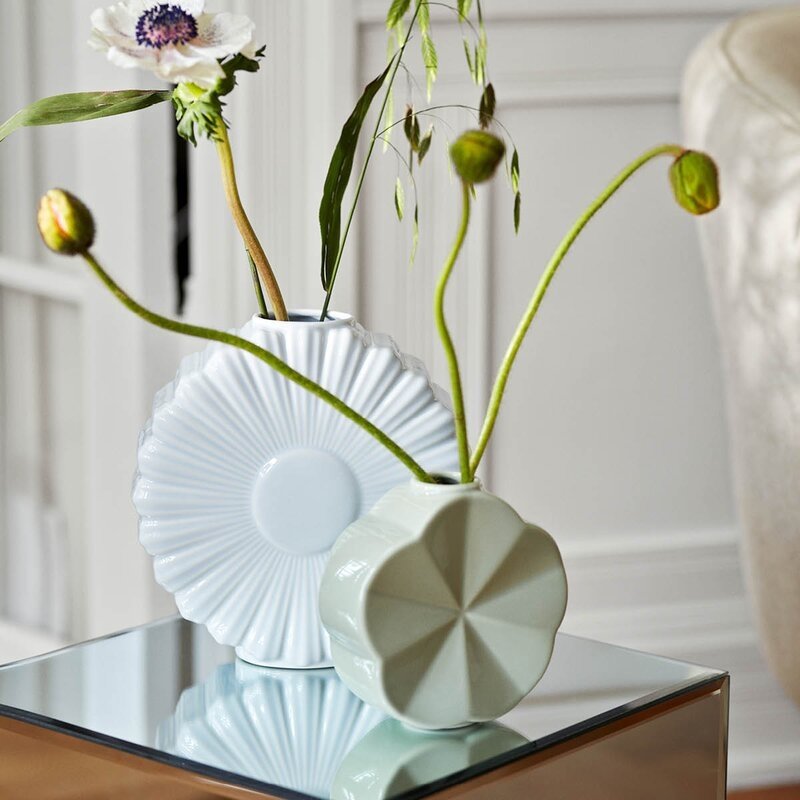 mały wazon dekoracyjny porcelana minimalistyczny styl