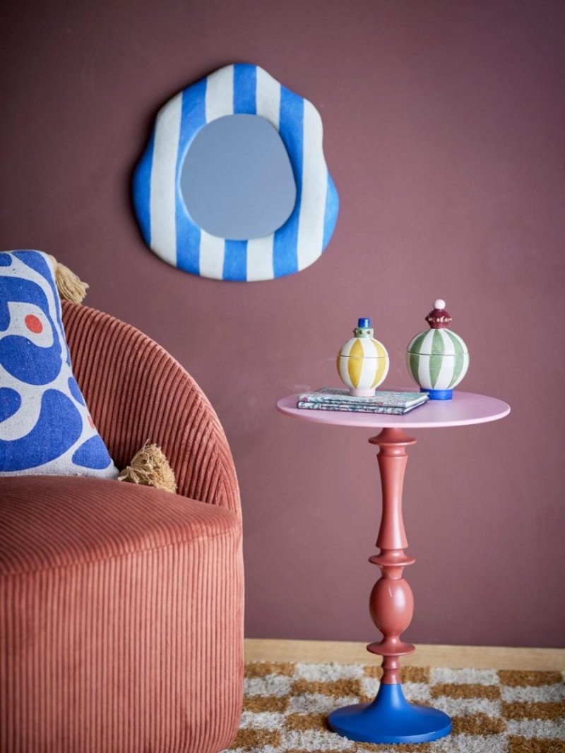 Designerski stolik Annan w czerwieni z różowym blatem i niebieską stopą