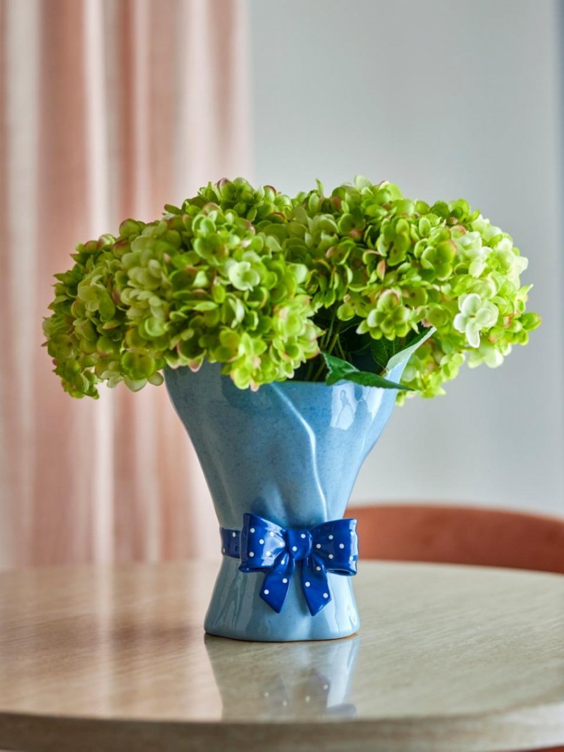 Kamionkowy wazon Belivia Bloomingville z płatkowymi krawędziami