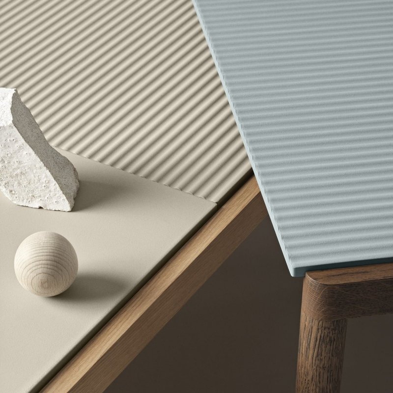 Muuto COUPLE Stolik Kawowy z Ceramicznym Blatem 84x80 cm / Jasny Dąb - Blat Wavy Piaskowy Sand