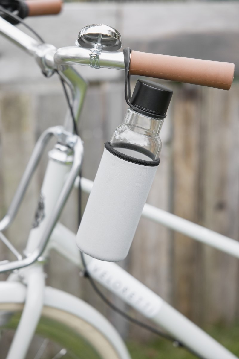 Sagaform TO GO Szklana Butelka na Wodę w Pokrowcu 600 ml Szara