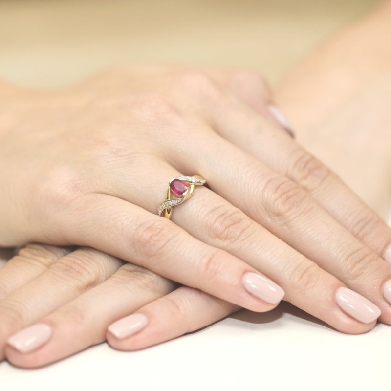 Pierścionek złoty 585 z brylantami 0,05ct rubinem 0,60ct W-28