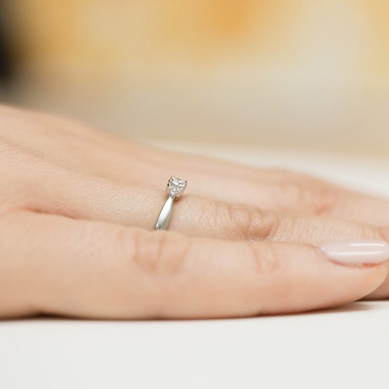 Pierścionek złoty 585 z brylantami 0,13ct zaręczynowy W-428