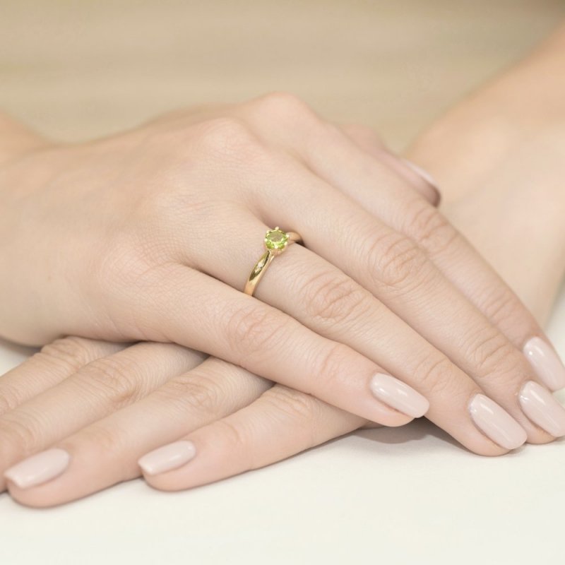 Pierścionek złoty 585 z brylantami 0,01ct oliwinem 0,60ct W-74