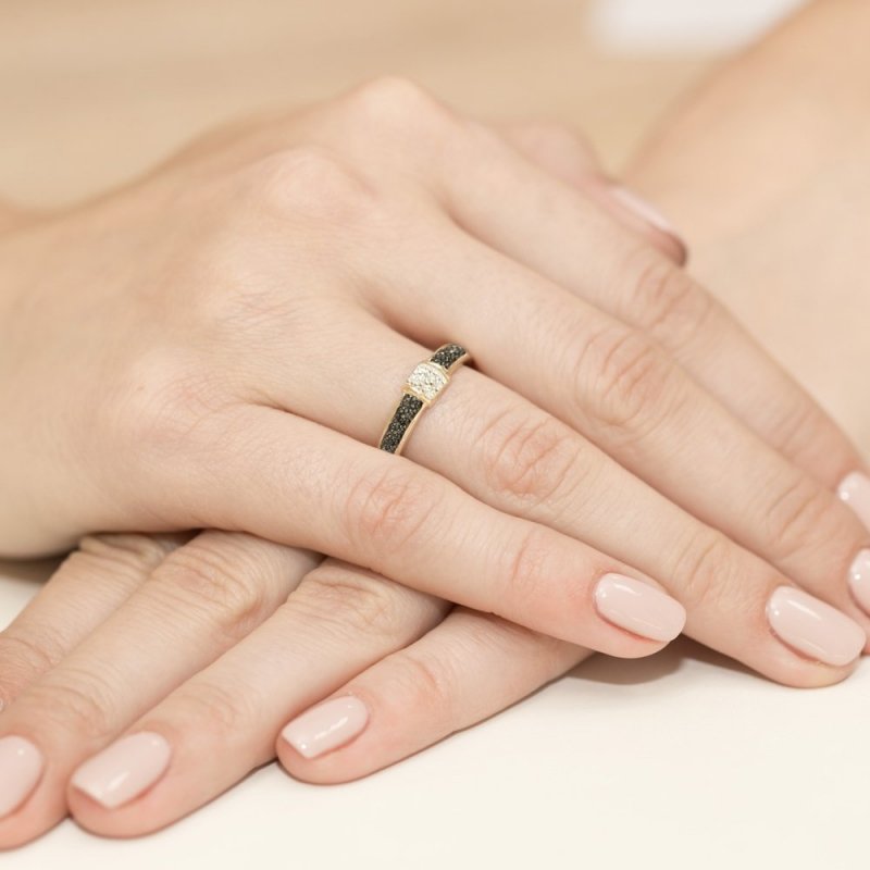 Pierścionek złoty 585 z czarnymi i białymi brylantami 0,19ct W-297