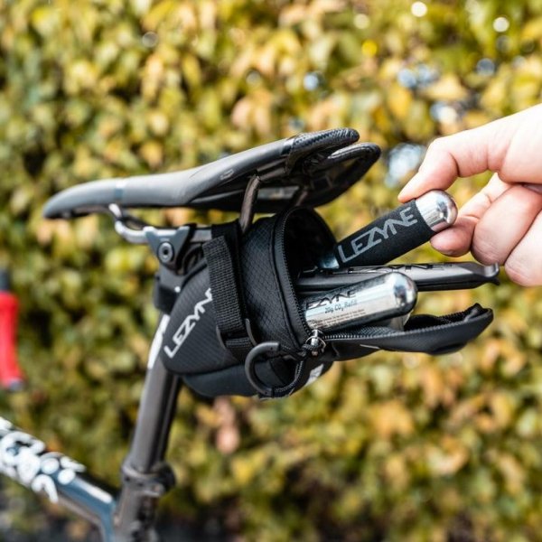 Torba podsiodłowa Lezyne M-Caddy Tubeless Kit (Loaded) — czarna, 0,5 l