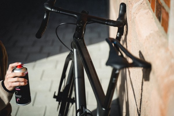 Spray nabłyszczający Dynamic Fabulous Finish 400 ml