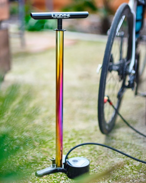 Pompka podłogowa Lezyne CNC HP Digital Drive 