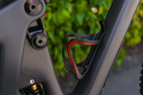 Koszyk na bidon Lezyne Carbon Team — czarno-czerwony