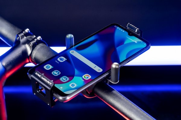 Lezyne CNC Phone Mount machined aluminum, spring-loaded cl non-slip padding Y19