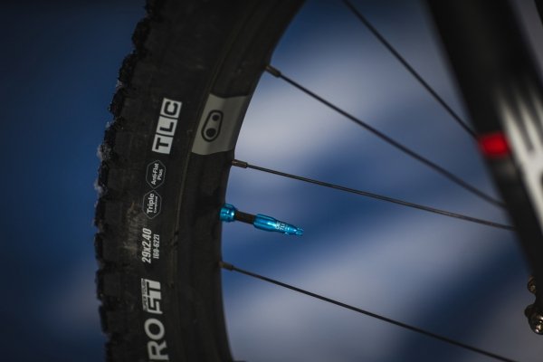 Wentyle tubeless Lezyne CNC TLR Valve — Presta 44 mm, neo metallic