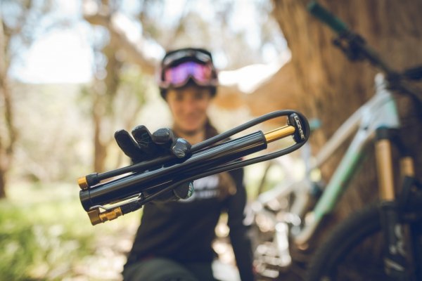 Pompka Lezyne Mini CNC Micro Floor Drive HV — czarna, 90 PSI / 6,2 bar