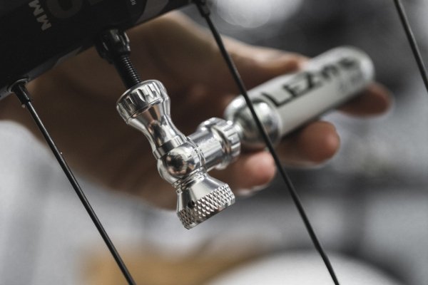 Nabój CO₂ z głowicą Lezyne Control Drive CO2 CNC — czarny, 16 g