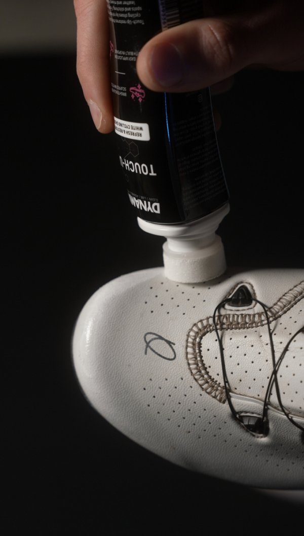 Wybielacz do butów Dynamic Touch Up 75 ml — odświeża biel i wygląd obuwia