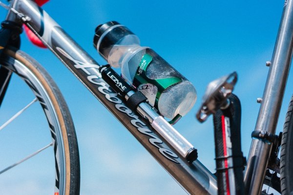 Pompka ręczna Lezyne Grip Drive HP Medium — czarna, 120 PSI (23,1 cm)