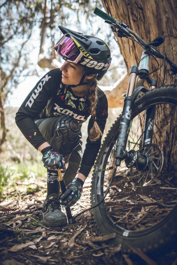 Pompka Lezyne Mini CNC Micro Floor Drive HV — czarna, 90 PSI / 6,2 bar