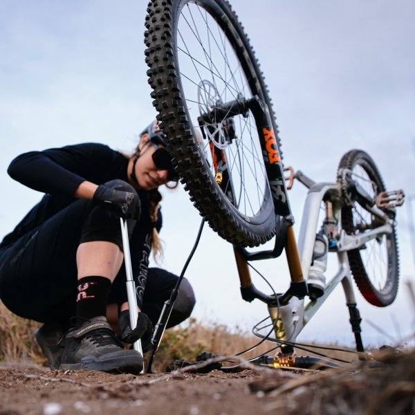 Mini pompka Lezyne CNC Micro Floor Drive Digital HVG — czarna 