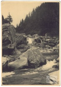 [GÓRY - Karpaty - Beskidy Wschodnie - Połoniny Hryniawskie - wodospad Hromitny w Hryniawie - fotografia widokowa].