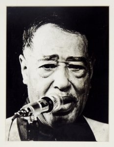 [ELLINGTON Duke]. Fotografia Mariana Saneckiego przedstawiająca Duke'a Ellingtona przed mikrofonem, zapewne podczas występu na Jazz Jamboree '71.