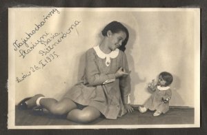 [BITTNERÓWNA Barbara]. Odręczna dedykacja Barbary Bittnerówny (jako 11-latki) na fotografii, dat. 26 X 1935 we Lwowie.