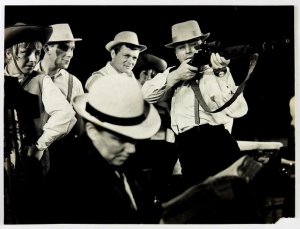 [Teatr Rozmaitości w Krakowie - sceny z przedstawienia Dallas w samo południe]. [XII 1965]. Zestaw 4 fotografii autorstwa Zbigniewa Łagockiego w Krakowie
