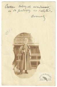 [FOTOGRAFIA portretowa - mężczyzna w stroju polskim - ujęcie w formacie pocztówkowym]