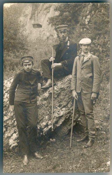 [OJCÓW - turyści]. 1907. Fotografia pocztówkowa form. 14x8,7 cm autorstwa B. Wolniewicza w Ojcowie.