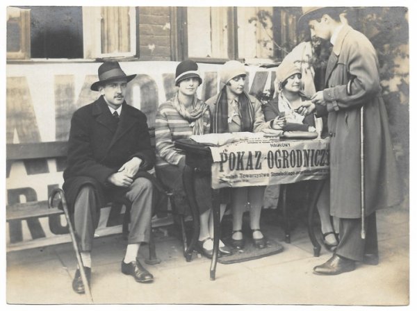 [JĘDRZEJÓW - zaproszenie na pokaz ogrodniczy - fotografia sytuacyjna]