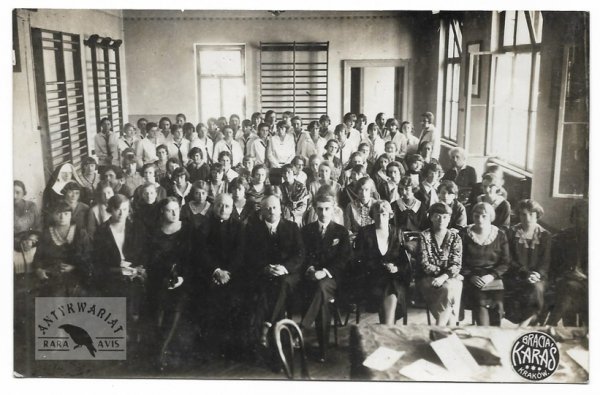 [KRAKÓW - &quot;Zjazd koleżeński absolwentek Państw. Seminar. Gosp. i Haftów&quot; - fotografia zbiorowa].