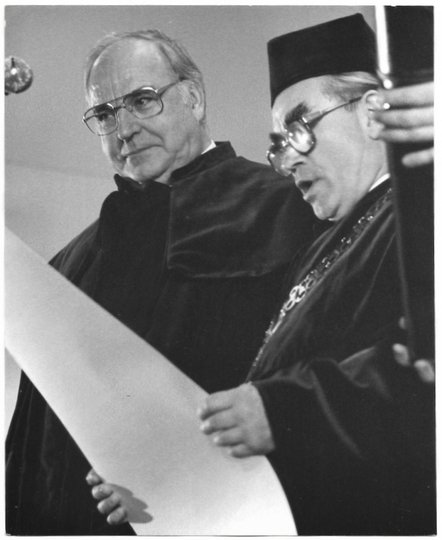 [DYPLOMACJA - kanclerz Helmut Kohl podczas odbierania tytułu doktora honoris causa nadanego mu przez Katolicki Uniwersytet Lubelski - fotografie sytuacyjne].