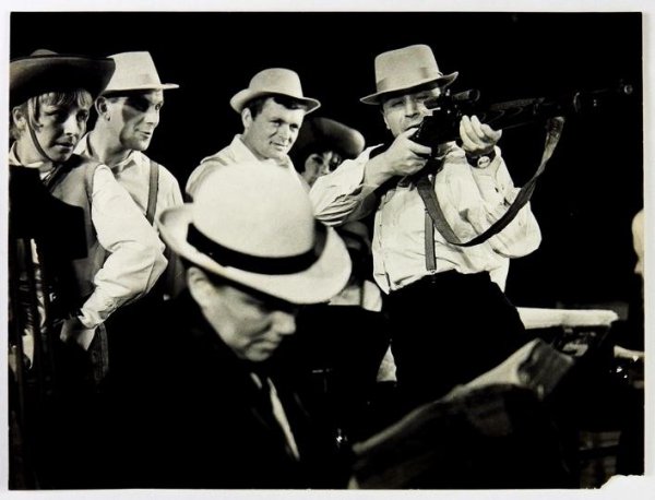 [Teatr Rozmaitości w Krakowie - sceny z przedstawienia &quot;Dallas w samo południe&quot;]. [XII 1965]. Zestaw 4 fotografii autorstwa Zbigniewa Łagockiego w Krakowie