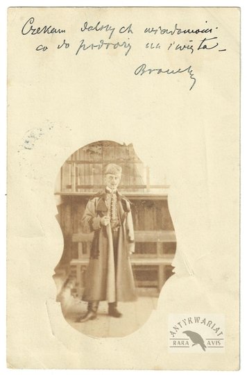[FOTOGRAFIA portretowa - mężczyzna w stroju polskim - ujęcie w formacie pocztówkowym]