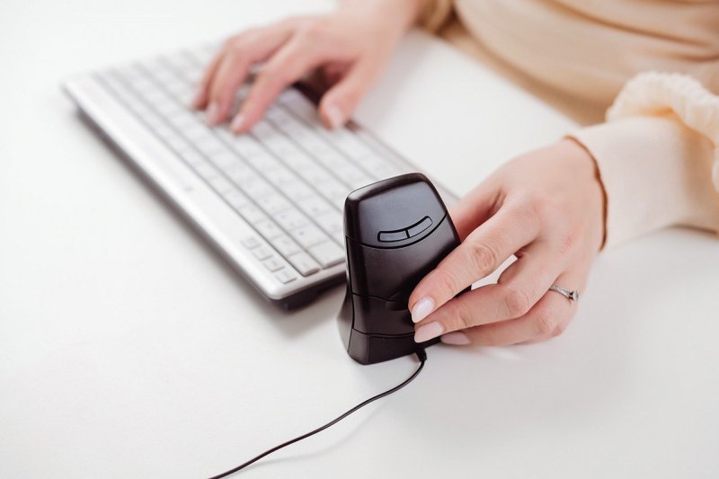 Mysz pionowa Bakker Elkhuizen DXT 3 - ergonomiczna, prawo- i leworęczna - optyczna - 7 przycisków - bezprzewodowa, przewodowa - 2,4 GHz, USB-C - odbiornik bezprzewodowy (USB)