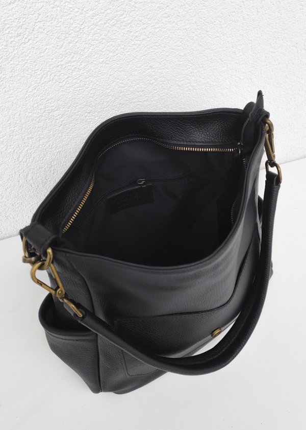 Torebka worek listonoszka czarna Vera Pelle