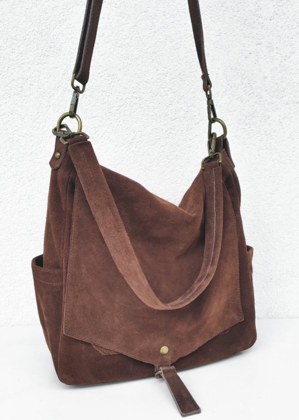 Zamszowa torebka worek listonoszka brązowa