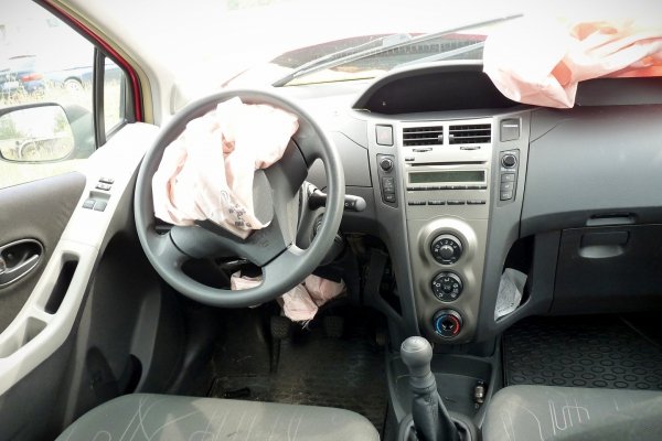 _Belka tył Toyota Yaris II XP90 2010 1.0i 1KR-FE Hatchback 5-drzwi 