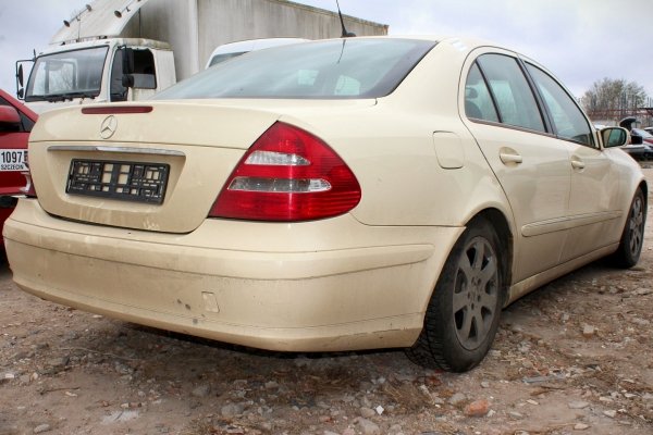 Zwrotnica przód prawa Mercedes E-klasa W211 2002 Sedan 