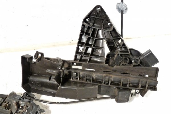 Zamek drzwi przód prawy Ford Focus MK2 Lift 2010 Hatchback 5-drzwi