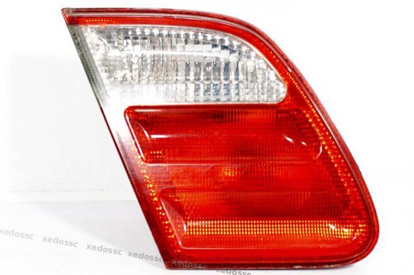 LAMPA W KLAPĘ LEWA MERCEDES E-KLASA W210 00 SEDAN