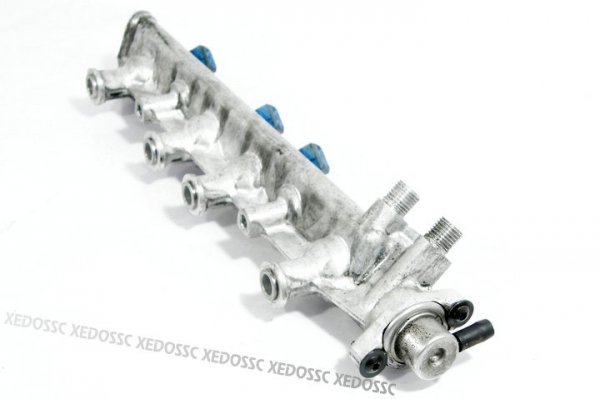 LISTWA WTRYSKOWA VOLVO 440 95 2.0 7700857327M