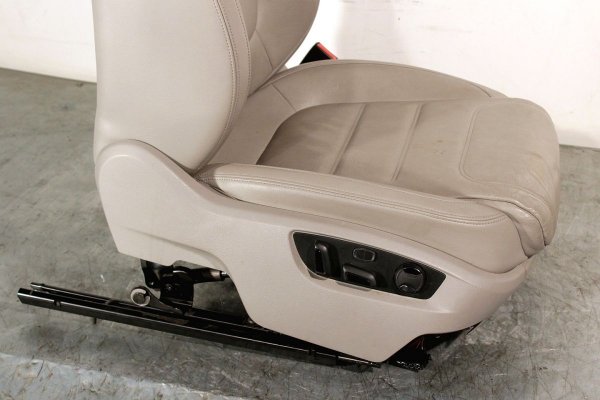 Fotel prawy pasażera VW Touareg 7P 2012