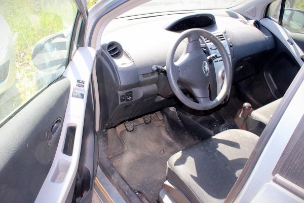 Pas przód Toyota Yaris II XP90 2006 1.0VVTI 1KR-FE Hatchback 5-drzwi