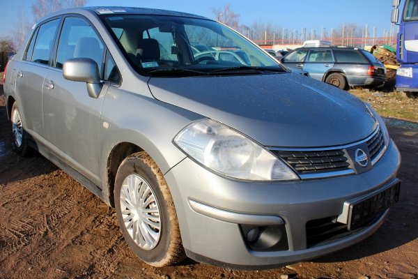 Szyba drzwi przód prawa Nissan Tiida C11 2007 Sedan