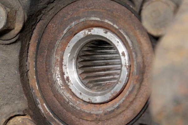 Zwrotnica przód lewa Mitsubishi Galant EA0 1996-2004 2.0i 16V