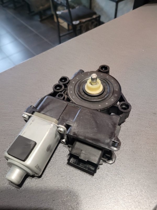 Silniczek podnośnika przód lewy Kia Carens FG 2008 2.0i 16V G4KA