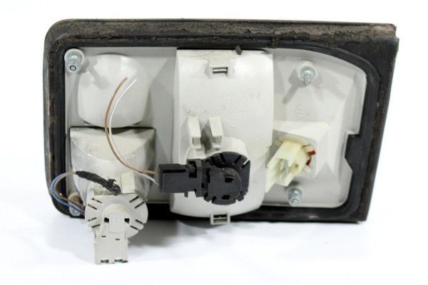 _Lampa tył w klapę lewa Audi A8 D2 1994 Sedan