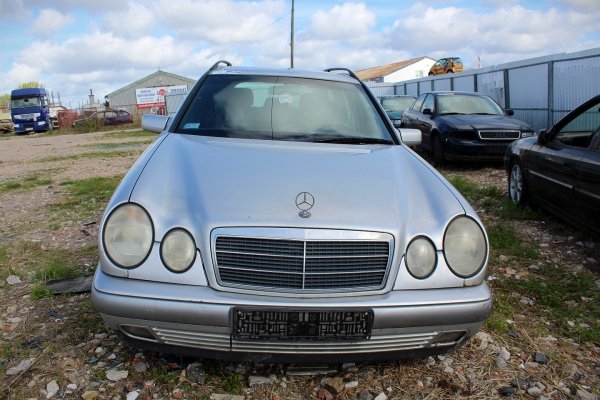 Mercedes E-Klasa W210 1999 2.2CDI 611961 Kombi [B]