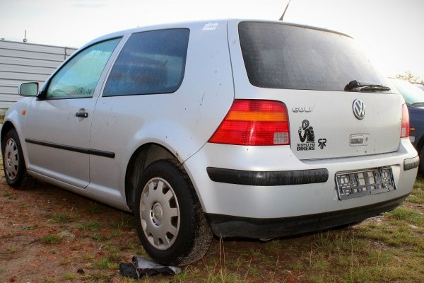 Klapa Bagażnika Tył VW Golf IV 1J 1998 1.4i Hatchback 3-drzwi (goła klapa bez osprzętu, duży odprysk)