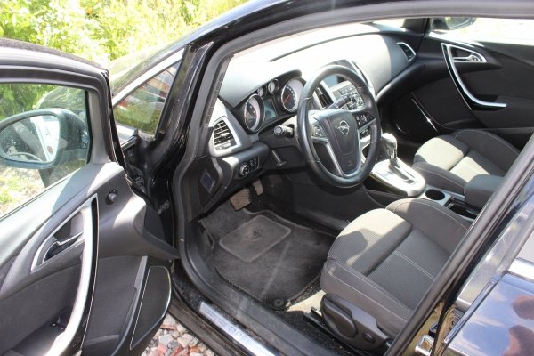 Zderzak przód Opel Astra J 2011 Kombi