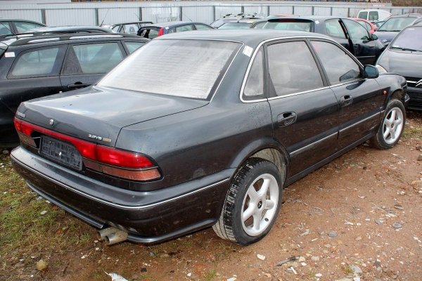 Reflektor lewy Mitsubishi Sigma 1996 Sedan 